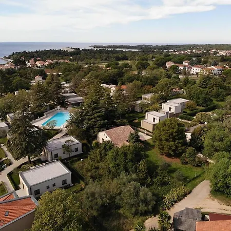 Gostinjska kuća Sain With Garden Terrace Near The