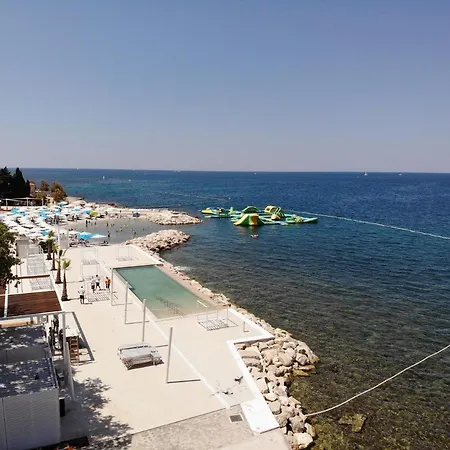 Gostinjska kuća Sain With Garden Terrace Near The 3*