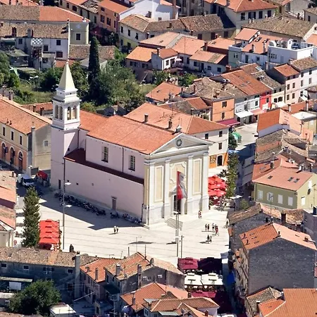 Gostinjska kuća Sain With Garden Terrace Near The