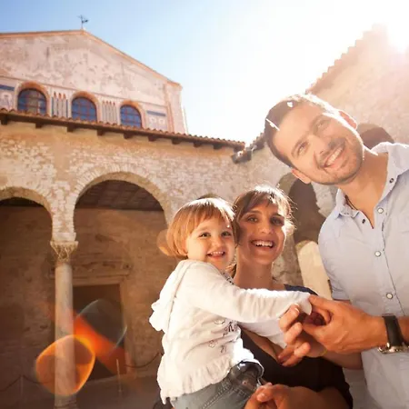 Gostinjska kuća Sain With Garden Terrace Near The 3*