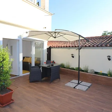 Gostinjska kuća Sain With Garden Terrace Near The