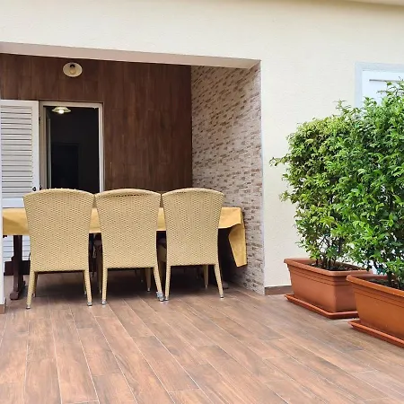 Sain With Garden Terrace Near The 招待所 3*