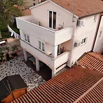 Guest house Sain With Garden Terrace Near The