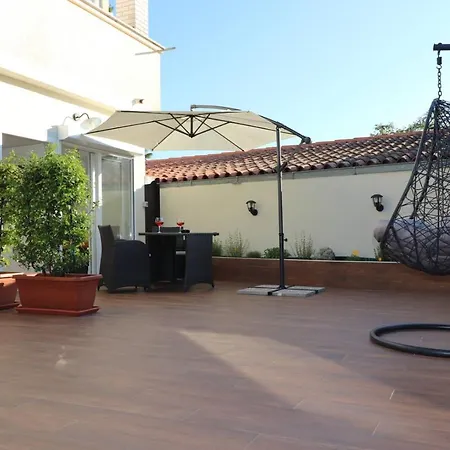 Sain With Garden Terrace Near The 3* Poreč