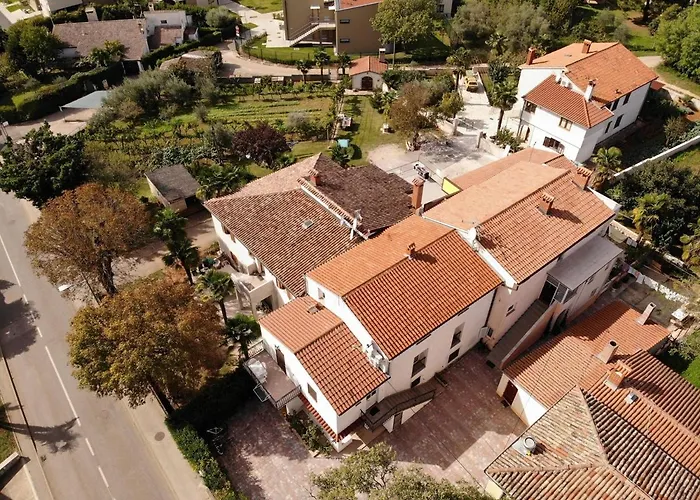 Sain With Garden Terrace Near The בית הארחה 3*
