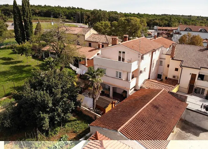 Sain With Garden Terrace Near The 3* Poreč