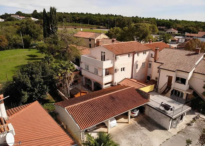Vendégház Sain With Garden Terrace Near The