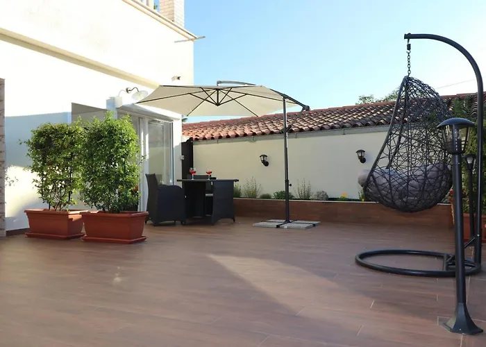 Sain With Garden Terrace Near The 3* Poreč