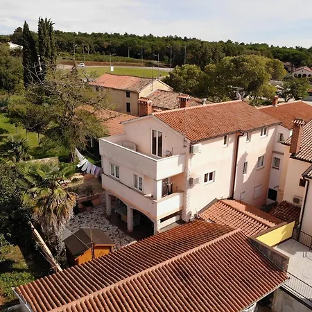 Sain With Garden Terrace Near The 3* Poreč